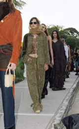 Pantalón de corte recto en color verde con estampado lineal desgastado y detalle de lazos ajustables en los tobillos.