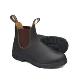 Botas tipo Chelsea Blundstone modelo 500, confeccionadas en cuero premium color marrón oscuro. Presentan elásticos laterales en tono marrón, tiradores en la parte superior y suela de TPU de alta durabilidad con tecnología de amortiguación en el talón.