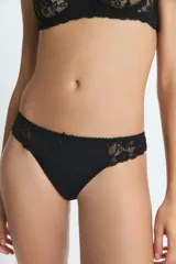 Bombacha tipo vedetina de microfibra lisa con laterales de encaje floral y detalle de pequeño lazo central.