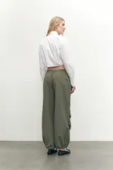 Camisa corta blanca de mangas largas con puños abotonados y cuello clásico.
