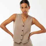 Chaleco de vestir color beige con escote en V y cierre frontal con botones.