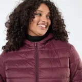 Campera puffer color borgoña con capucha y cierre frontal.