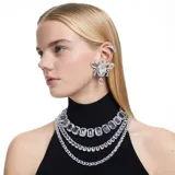 Aros tipo argolla Swarovski, con hilera de cristales blancos de talla cuadrada engarzados en montura plateada con baño de rodio.