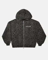 Campera con capucha Cold Culture modelo Nocturne Beast, con cierre frontal de doble cremallera, diseño oversized y estampado animal print de leopardo en tonos grises. Presenta el logo de la marca bordado en el pecho.