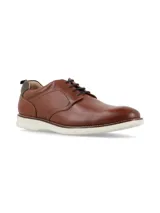 Zapato estilo derby de cuero marrón con cordones oscuros y suela blanca estilo deportivo.