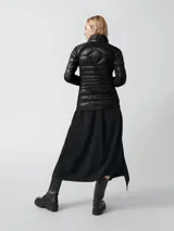 Campera acolchada de diseño técnico, color negro, con cierre frontal completo y cuello alto. Presenta paneles laterales elásticos para mayor movilidad y un acabado brillante en el cuerpo principal.