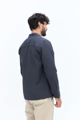 Sobrecamisa de líneas clásicas, color azul marino, con bolsillos frontales y botones. Confeccionada en algodón y lino, de calce regular.