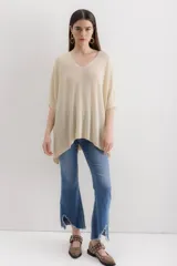 Sweater negro con lurex dorado, escote en V y corte holgado.