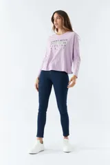 Remera lila de algodón con mangas largas, cuello redondo y estampado frontal con la frase "Every week is fashion week".