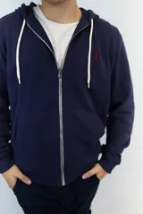 Campera con capucha azul marino, con cierre frontal y cordones blancos.