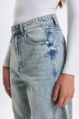Pantalon de jean de tiro alto y corte recto con costura vertical frontal, en color celeste lavado.