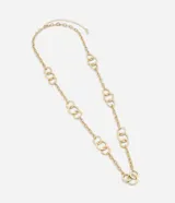 Collar largo de bisutería en tono dorado, compuesto por una cadena de eslabones circulares de diferentes tamaños con acabado texturizado. Incluye cadena de alargue para ajustar el largo.