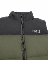Chaleco puffer bicolor de la marca Mistral, con diseño acolchado en bloques de color verde oliva y negro. Presenta cierre frontal completo, cuello alto y bolsillos laterales con cierre.