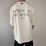Remera oversize color beige, con cuello redondo, mangas cortas y pequeño estampado en el pecho con el texto "vcp cnpt.".