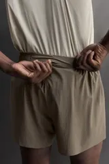 Short de running confeccionado en tejido técnico ligero y elástico con estructura. Cuenta con forro interior, cintura elástica ajustable con cordón, bolsillo trasero con cierre oculto, bolsillos laterales multifunción y aberturas laterales en las perneras.