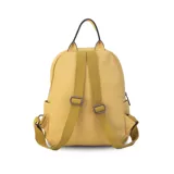 Mochila color ocre de símil cuero con cierres metálicos, doble bolsillo frontal, asa de mano y correas regulables en galón.