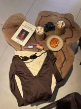 Remera de manga larga color marrón, con escote en V profundo y diseño ajustado al cuerpo.