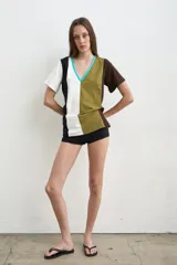 Remera de manga corta con escote en V, de diseño bicolor en marrón y rosado a rayas verticales.