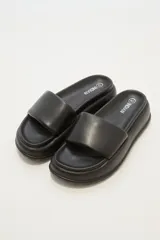 Sandalias negras tipo slide con plataforma.