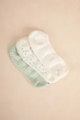 Set de tres pares de medias tipo soquetes, una verde con rayas horizontales, una blanca con lunares verdes y una blanca con textura.