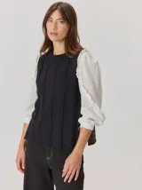 Chaleco de diseño original que combina un frente de paño de lana con una espalda tejida. Presenta un maxi bordado en la espalda con diseño de hoja de ciprés calvo. Es una prenda versátil que combina diseño y abrigo.