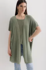 Saco color verde oliva de tejido de punto con lurex, corte holgado y mangas cortas tipo kimono.