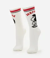 Medias de caña larga color blanco con estampa del personaje Mafalda y detalles de rayas rojas y negras en el puño acanalado.