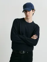 Sweater de punto con escote redondo, confeccionado en algodón con textura de punto fantasía en cuerpo y mangas, y terminaciones en punto canalé en cuello y puños.