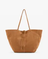 Bolso de piel bovina en color tostado, con diseño tipo duffel y correas dobles ajustables.