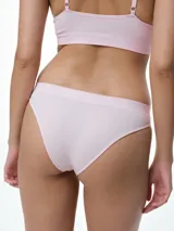 Bombacha tipo bikini de tiro bajo confeccionada en microfibra seamless, diseñada para un ajuste suave y sin marcas. Cuenta con fundillo de algodón para mayor frescura.