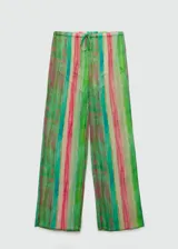 Pantalon de corte recto y tiro medio, confeccionado en tejido fluido semitransparente con estampado de rayas verticales en tonos verdes, rojos y amarillos. Presenta cintura elástica con cierre de lazo ajustable.