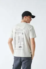 Remera negra de hombre con estampado de ticket de evento en la espalda.