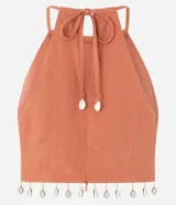 Blusa color ladrillo con escote halter, sin mangas, lazo en la espalda y flecos con caracolas en la cintura.