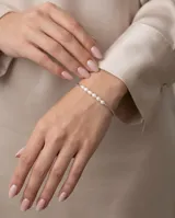 Pulsera de plata 925 semirrígida, con una línea central de perlas de río en la parte superior.