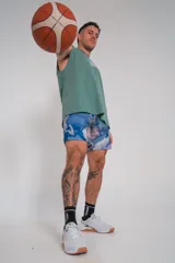 Short de lycra azul con estampado abstracto en tonos celeste, blanco y marrón.