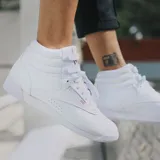 Championes Reebok Freestyle Hi de caña alta, color blanco, con ajuste de velcro en el tobillo y logo de la marca en el lateral.