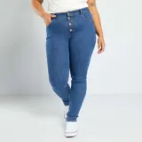 Pantalón de jean skinny azul con cinco bolsillos y cierre frontal con botones.