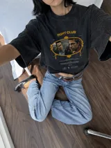 Remera oversize color marrón con efecto acid wash, mangas cortas y estampa gráfica frontal de la película Fight Club.