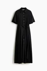 Vestido midi negro con cuello camisero, botonadura frontal de botones dorados, mangas cortas y cinturón ajustable para atar en la cintura.