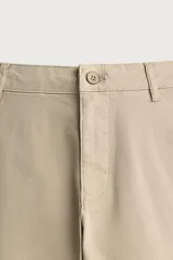 Pantalón chino skinny fit color gris oscuro, confeccionado en mezcla de algodón con elasticidad. Cuenta con bolsillos frontales, bolsillos traseros de vivo y cierre frontal con cremallera y botón.