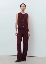 Pantalón de punto fino color bordó, de tiro medio y diseño largo con corte recto y cintura con goma elástica.