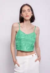 Top verde con estampado de hojas, breteles finos y escote en V.