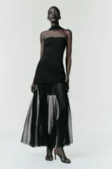 Vestido midi de escote recto con tirantes tipo fular, cuerpo entallado y falda plisada semitransparente. Cuenta con cierre lateral oculto.