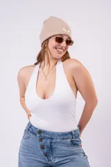 Body negro con escote halter y diseño minimalista que esculpe la silueta.