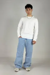 Pantalón jean celeste de corte amplio, estilo cargo, con bolsillos laterales y traseros.