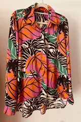 Camisa de manga larga con estampado de hojas de colores, panteras negras y cebra.