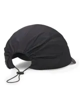 Gorra deportiva de estilo minimalista, confeccionada en nailon ligero y resistente con tratamiento hidrófugo. Presenta un diseño sin estructura con ojales laterales para ventilación y un cierre trasero ajustable mediante cordón elástico.