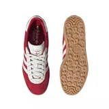 Championes adidas Gazelle Indoor de gamuza color rojo, con las icónicas tres tiras laterales en blanco, suela de goma color caramelo y detalles en blanco en el talón y la lengüeta.