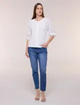 Blusa Liv Los Angeles de color blanco, confeccionada con torso de modal y mangas tres cuartos con detalles de bordado calado. Presenta cuello redondo con apertura central y cierre frontal de botones.