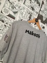 Remera gris con estampado de Eren Jaeger y el Titán de Ataque del anime Shingeki no Kyojin (Attack on Titan).